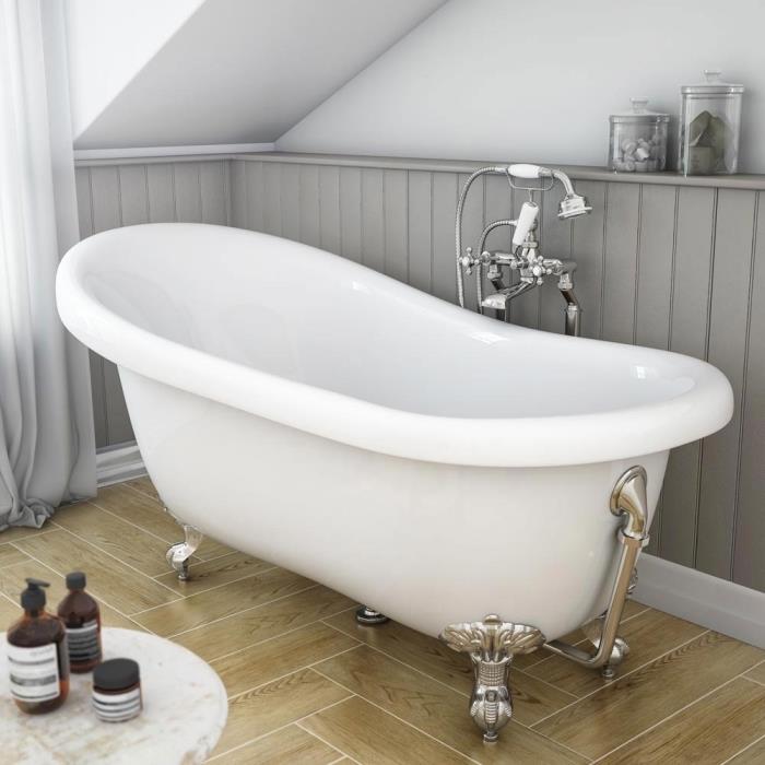 sluttande badrumsmodell med vita väggar med träplattor, exempelvis fristående badkar