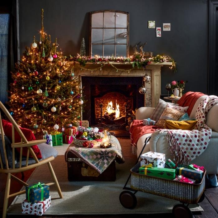 hur man dekorerar ett mörkt rum till jul, vilken typ av juldekoration för en mörk inredning, julgran dekorerad i olika färger