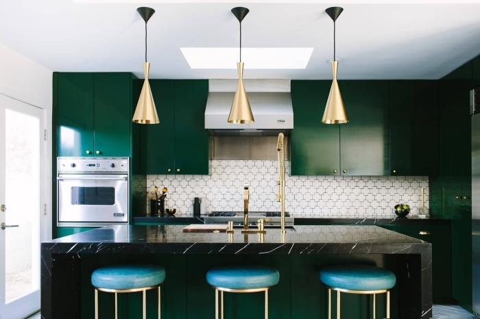 كيفية تزيين مطبخ حديث باللونين الأبيض والأخضر بلمسات ذهبية ونماذج أثاث المطبخ باللون الأخضر