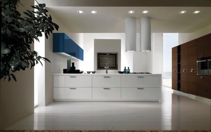 príklad kuchyne s centrálnym ostrovom, biele usporiadanie kuchyne s farebnou skrinkou, myšlienka moderného kuchynského osvetlenia