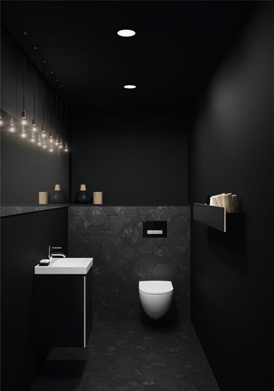 deco wc zavesené v miestnosti s matnými čiernymi stenami so stropnými LED diódami a reťazcami elektrických žiaroviek