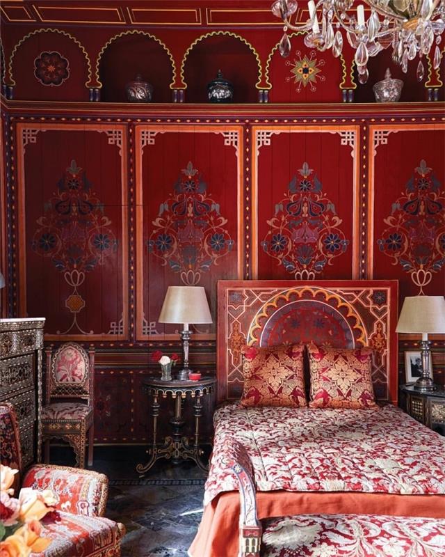 orientálna dekorácia v miestnosti s červenými stenami s etnickými motívmi s úložnými priestormi, myšlienka dreveného čela