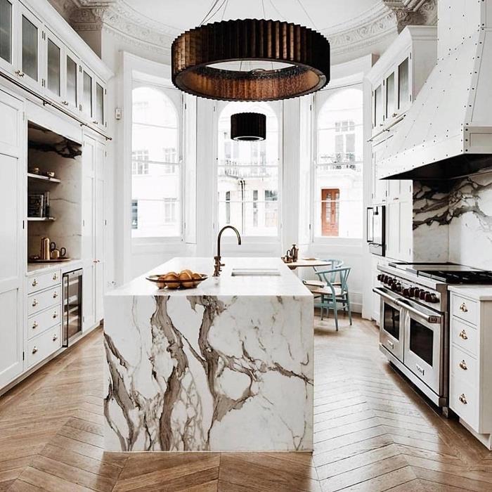 interiérový dizajn usporiadanie kuchyne súbežne s centrálnym ostrovom biela kuchyňa a mramorové parkety akcenty ružového zlata