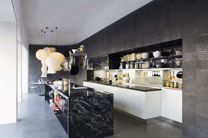 moderný štýl interiéru, dlhé usporiadanie kuchyne s pracovnou doskou z centrálneho ostrova z čierneho mramoru