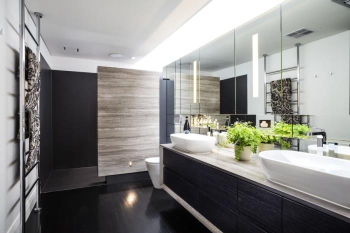 moderné usporiadanie kúpeľne v neutrálnych bielych a čiernych farbách, dekorácia do kúpeľne s dvojitým umývadlom a závesným umývadlom