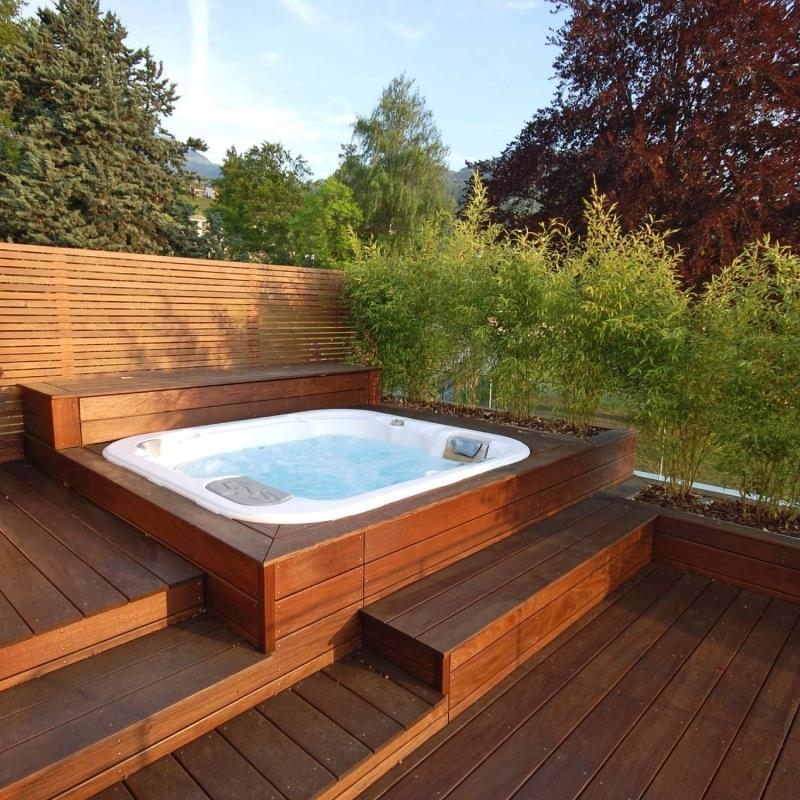 jacuzzi design trä terrass exteriör beklädnad staket bris visa växter