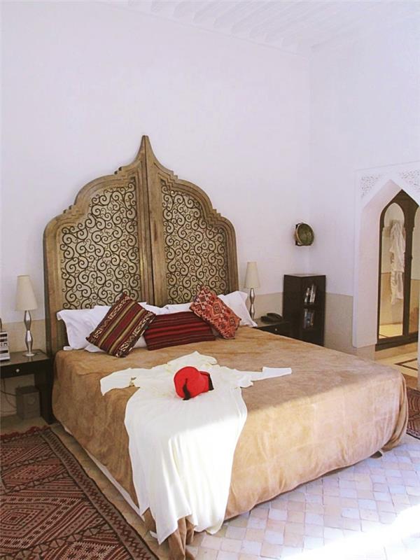 ako zariadiť spálňu pre dospelých v orientálnom štýle, vzor drevenej postele king size s látkovým a dreveným čelom