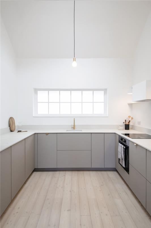 minimalistický dizajn elegantná dekorácia elegantné usporiadanie kuchyne v bielej a šedej farbe s dlažbou v drevenom vzhľade