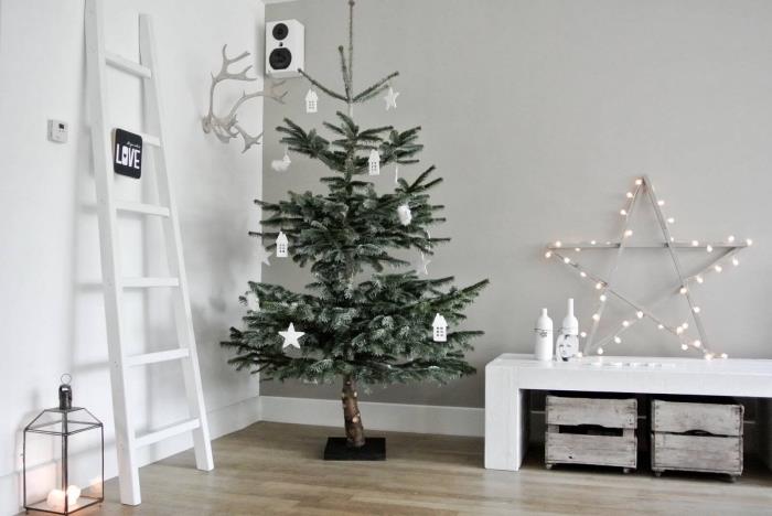 exempel hur man dekorerar ett träd i minimalistisk stil med vita prydnader, skandinaviskt vardagsrum med vita och grå väggar