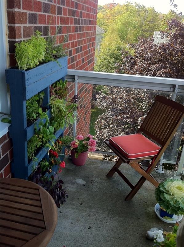 designa liten balkong med stol och bord i mörk trä DIY planteringslåda för utomhus grön vägg