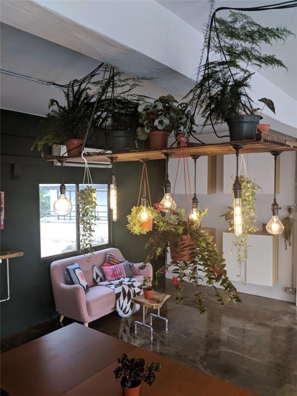 industriell stil vardagsrum inredning med mörka väggar och råa trä och metall accenter, idé om stöd för inomhus växter