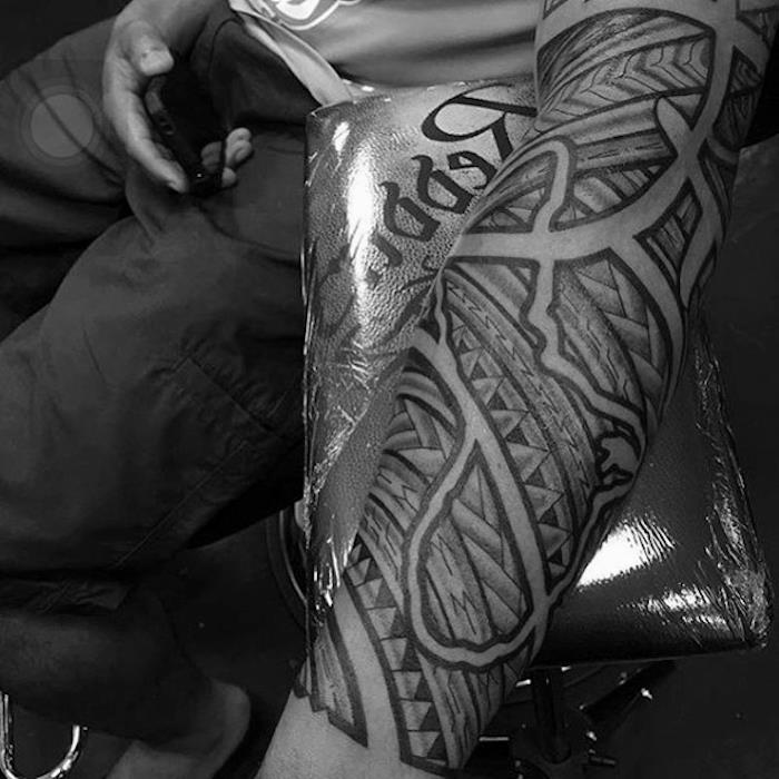 Il braccio di un uomo tatuato con motivi Maori