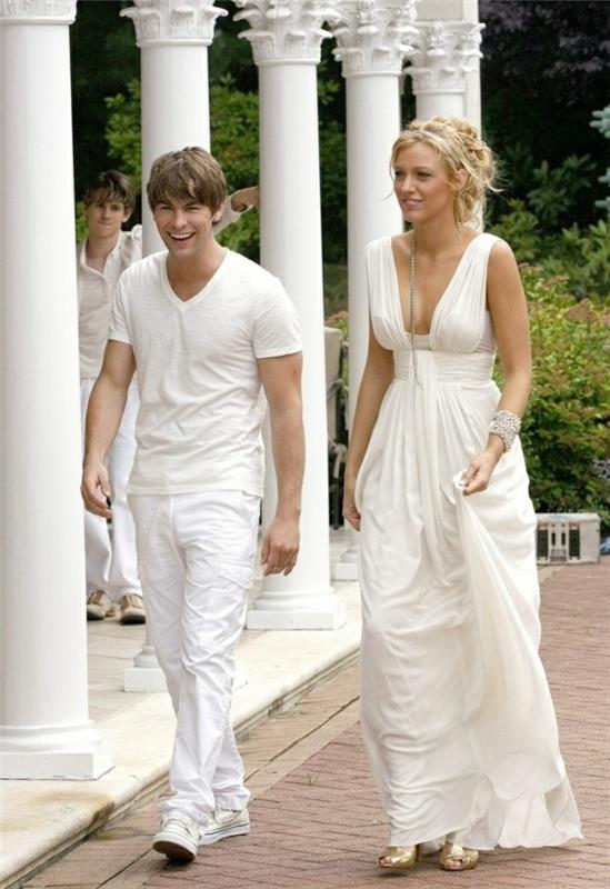 grekisk outfit, bröllopsklänning i ecru, blont hår, pärlarmband