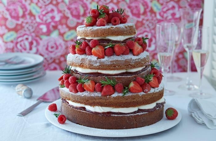 domáci koláč, koláč s vanilkovým krémom a jahodami, ružová kvetinová tapeta