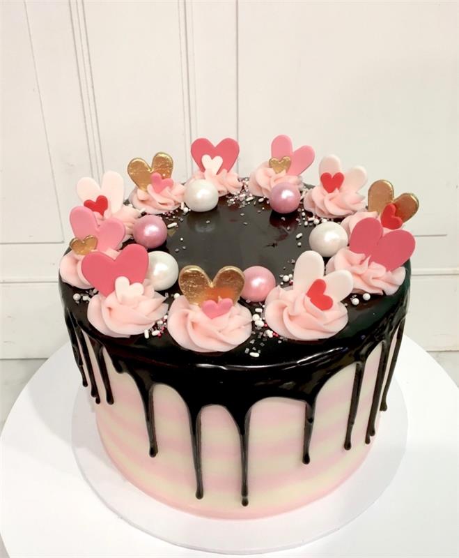 príklad, ako ozdobiť romantický koláč na sviatok zamilovaných krémovými kvetmi a jedlými srdiečkami