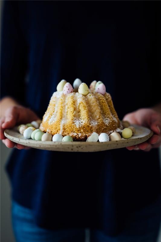 Påskdessert för en enkel och snabb festlig meny, mini -citron- och mandeltårta dekorerad med små chokladägg