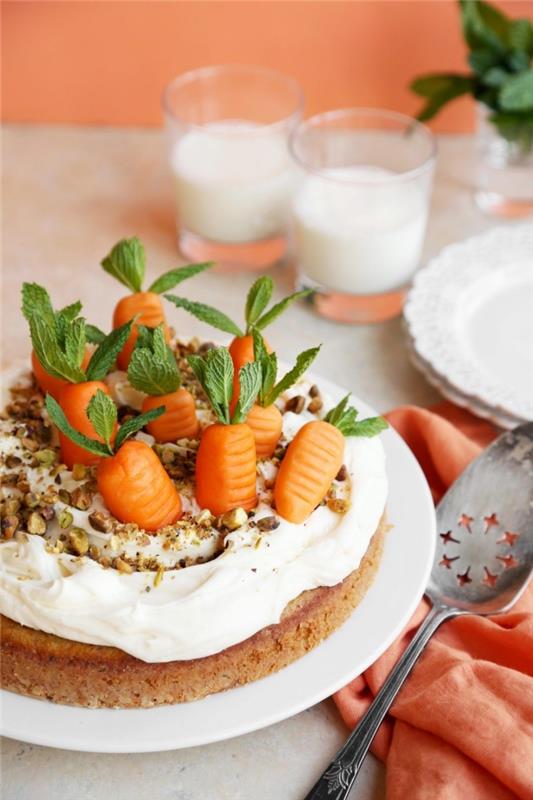 traditionellt påskrecept på morotskaka toppad med grädde dekorerad med morötter i sockerpasta