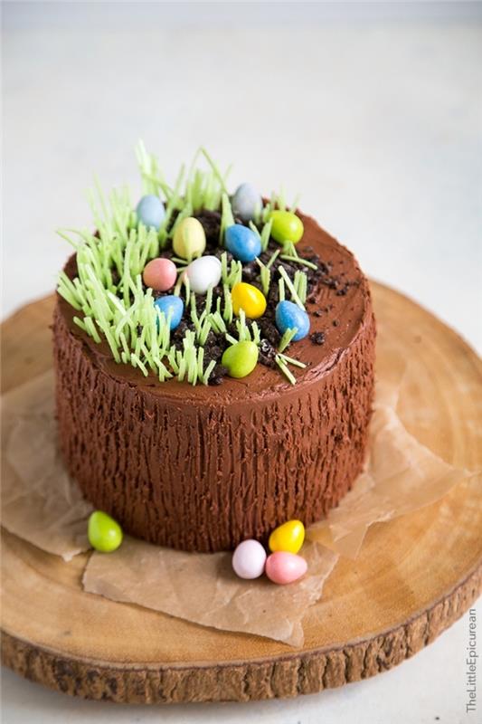 original påsk dessert idé, choklad cupcake dekorerad med gräs och choklad påskägg