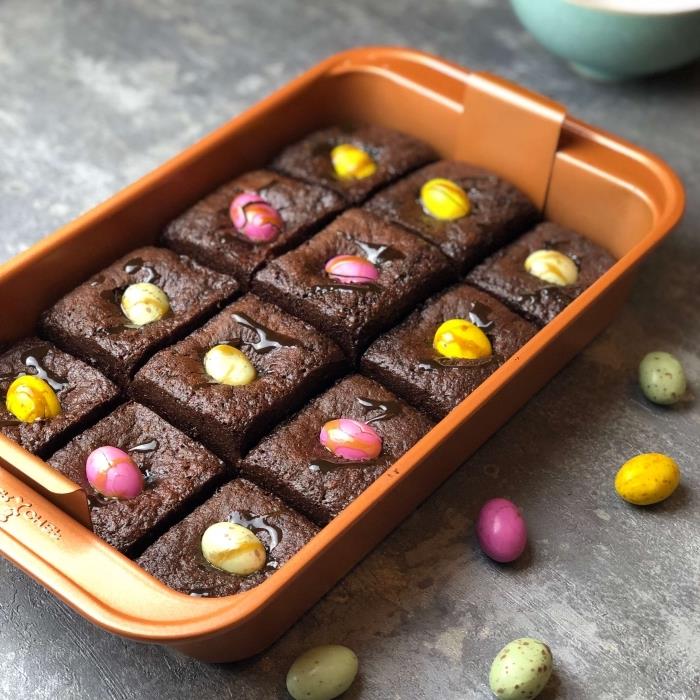 snabb och enkel choklad påsk dessert idé, rutor med chokladpudding toppad med mini choklad påskägg