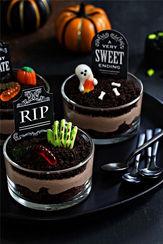 Halloweenská cintorínska verrína, čokoládová pena a koláčik
