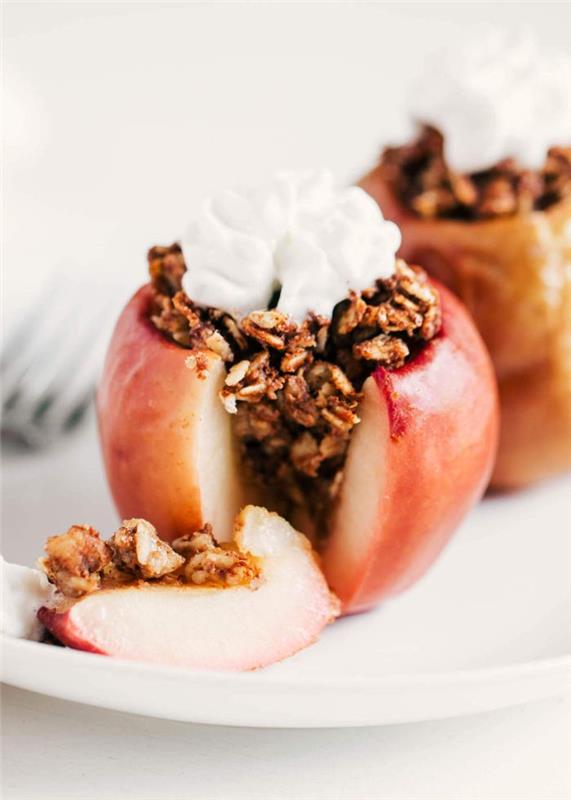 lätt dessertidé med frukt, äpplen fyllda med kanelhavregryn och vispad grädde