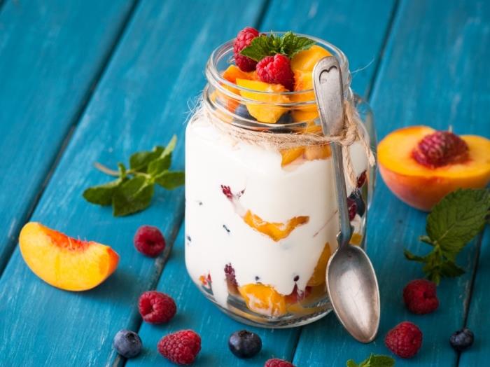 letný šalát z broskýň, červeného ovocia a čerstvej mäty, v dóze, s gréckym jogurtom, nápad na jednoduchý a rýchly letný dezert