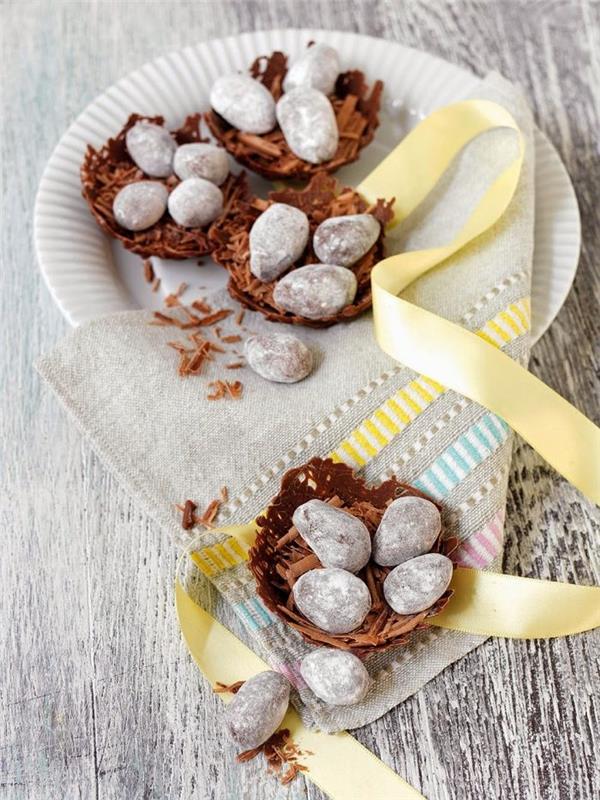 lätt och hälsosam påskdessertid, hälsosamt sött recept baserat på dadlar och kakaopulver i form av påskägg