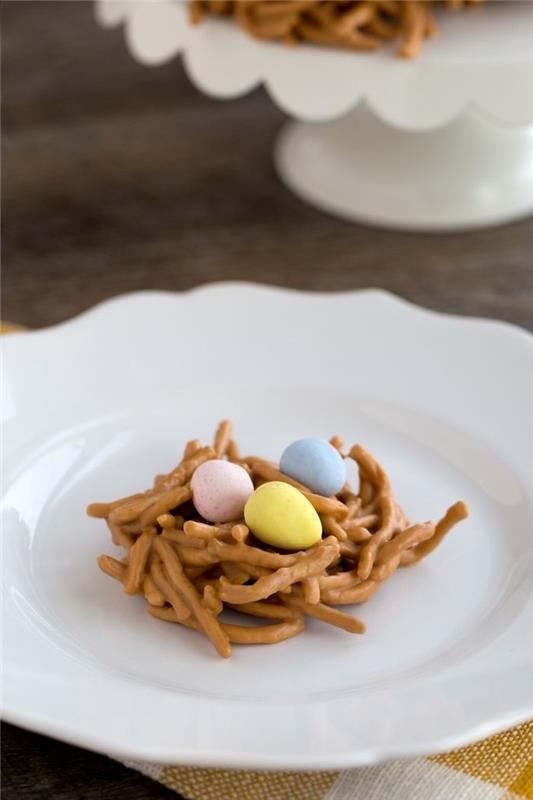 hur man gör ett sött bo med karamelliserade stekta nudlar, original påskdessertid som förrätt