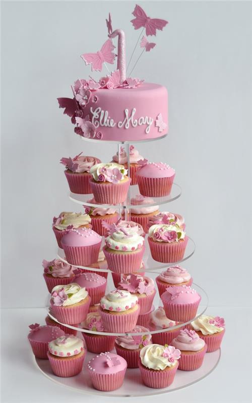 ružový koláčový koláč, sviatočný dezert s jednoduchou prípravou, vrstvené zobrazenie koláčov