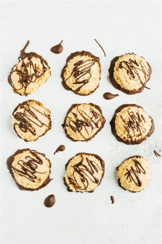 mini shortbread recept kokosmakroner garnerade med choklad, enkel ketogen diet efterrätt idé