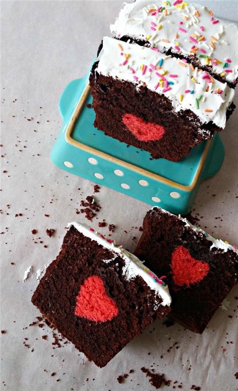 ľahký recept na romantické jedlo, príklad domácej horkej čokolády a koláča crème fraîche so srdcom v strede