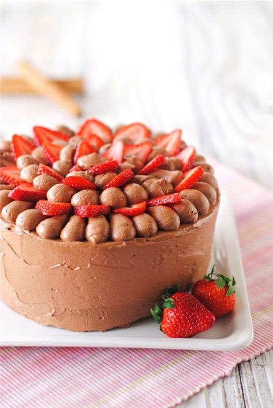 ľahký recept na valentínsky koláč s jahodami, škoricou a čokoládou a jahodovým krémom z ganache