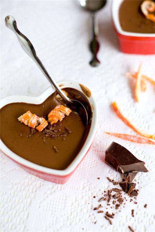 čokoládový puding podávaný v ramekin v tvare srdca, rýchly a ľahký valentínsky dezert