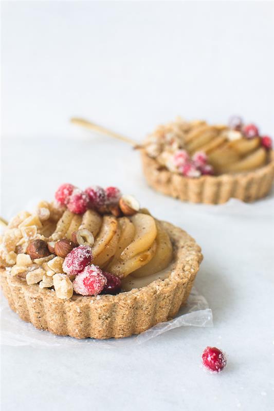 höst glutenfri dessert päron tårtor röda frukter och olika nötter päron min0flan lätt att göra