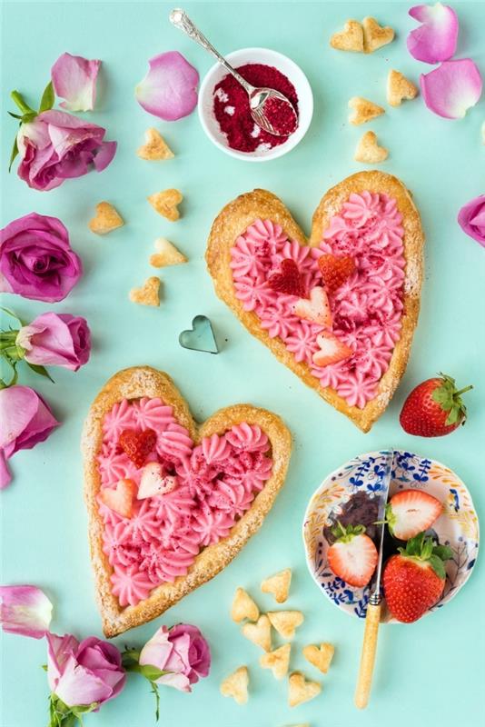 ľahký dezert k romantickému jedlu, srdcia v sladkom cestíčku ozdobené ako kytica ruží s jahodami