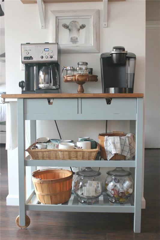 vintage kus nábytku regenerovaného v dreve a sivozelenej farbe premenený na mobilnú kaviareň, mobilnú a funkčnú kuchynskú linku na prestavbu na kávový kútik
