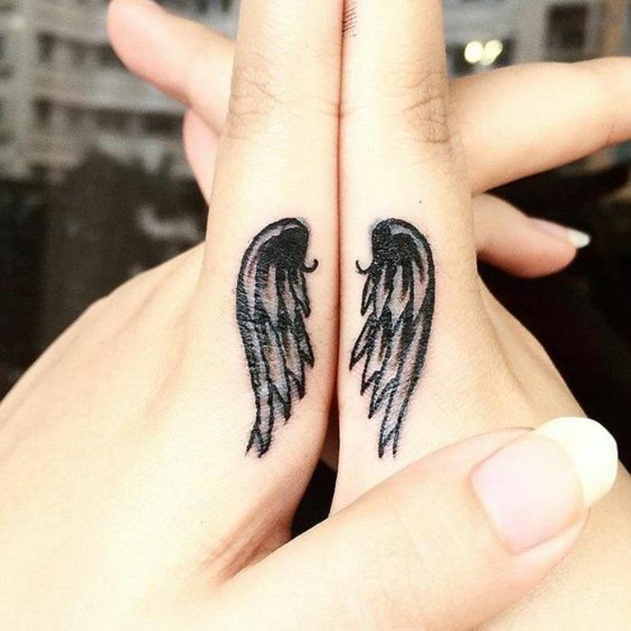 malý pár krídel vytetovaný na boku ukazovákov, originálna myšlienka tetovania na prstoch