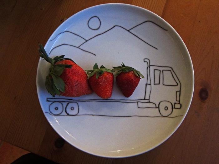 personalizovaný plstený tanier na porcelán, kresba na porcelánové taniere, kamión a kresba na hory na biely tanier