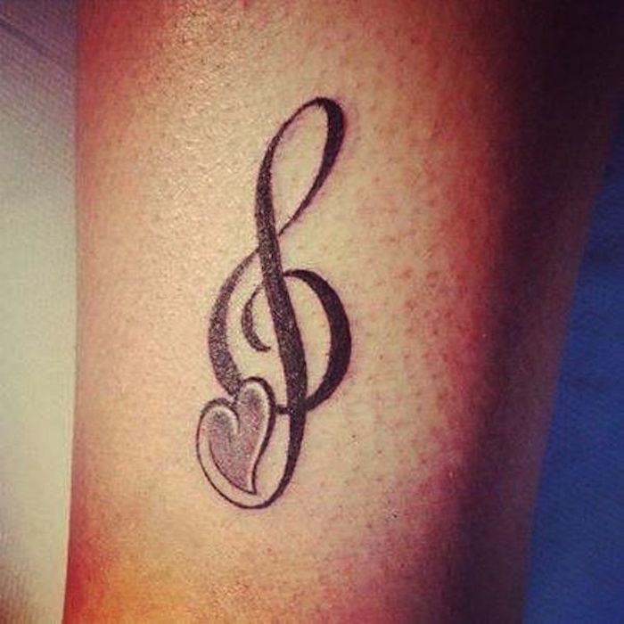 Význam husľového kľúča so tetovaním srdce v nohe