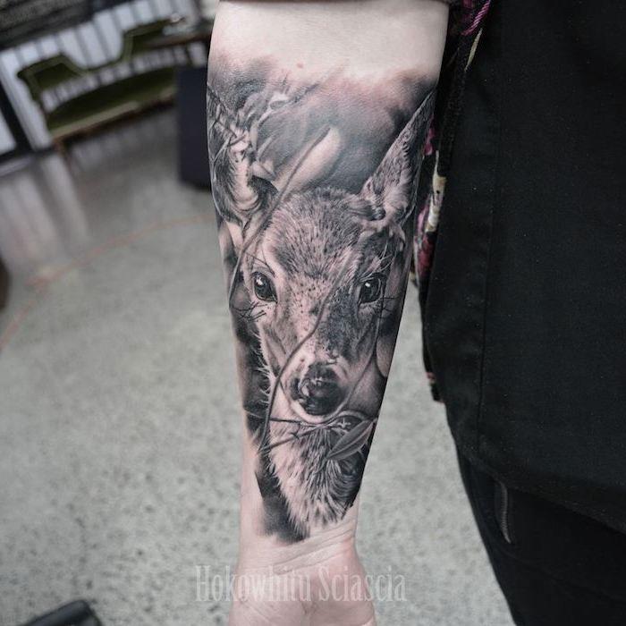 doe underarmstatuering på grå bakgrund, realistisk ritidé för att bli tatuerad, djurtatuering