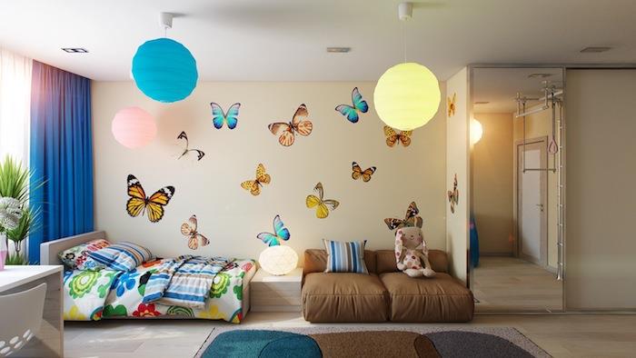 modern inredning, barnkammarmöbler, långa blå gardiner, mångfärgat sängklädsel, fjärilsdesign på väggarna
