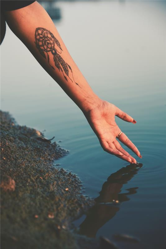 Tetovanie Dreamcatcher na ruke prepletené tetovanie na boku