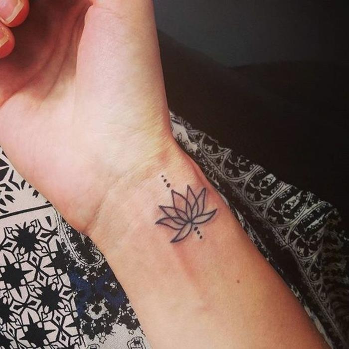 Krásne tetovanie sovy lotosovej sovy na zápästí