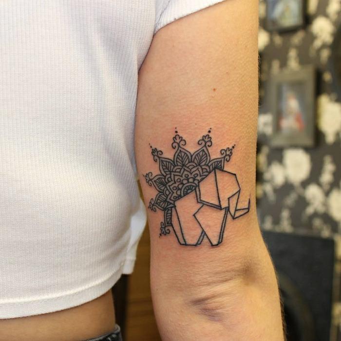 Atypické tetovanie do nekonečna, nápad na tetovanie na zápästí ženy, originálna inšpirácia tetovaním, slon origami a kvetinová mandala