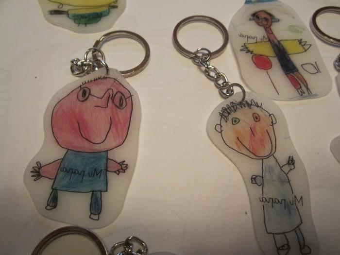 DIY Fars dag för småbarn, exempel på hur man gör en original nyckelring med personligt kreativt blad med barns teckning