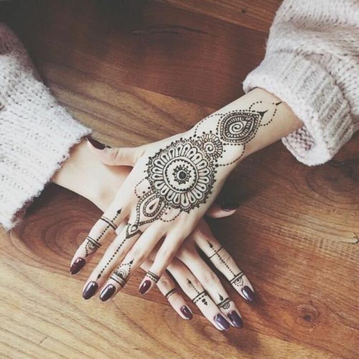en djupt symbolisk handtatuering, dekorativ mandalatatuering