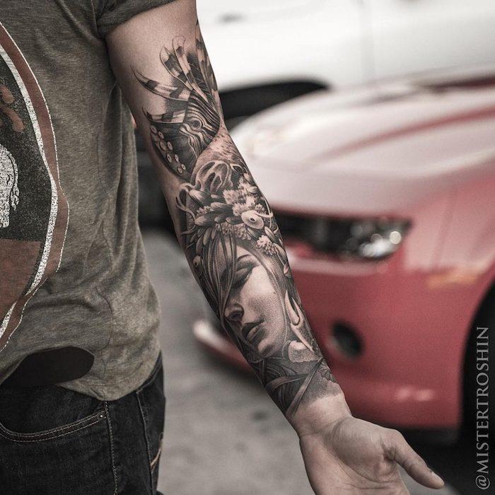 tatueringsidé för en kvinna omgiven av blommiga element, original tatuering på armen för män
