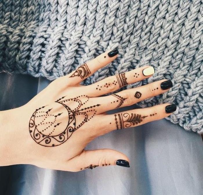 en mycket estetisk henna handtatuering, en traditionell tatueringskonst