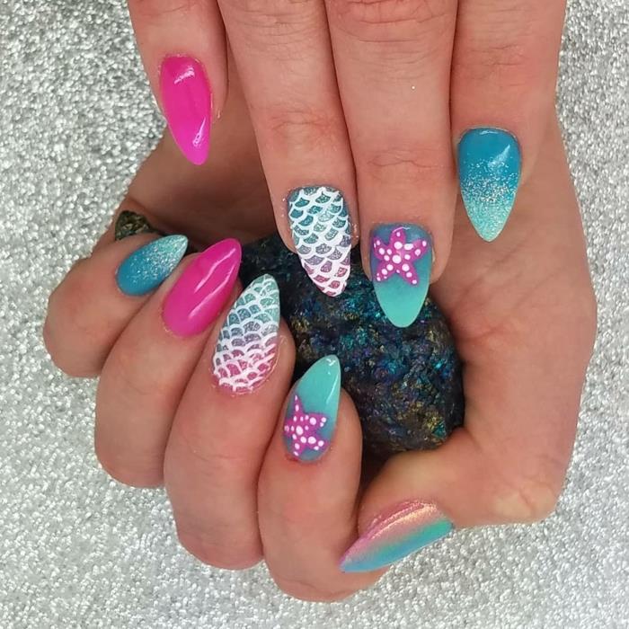 sjöjungfrun naglar i rosa och blått, sjöjungfrun skala nail art idé, ljusblå ädelsten