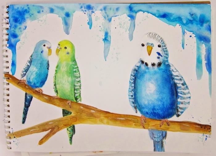 enkel målning av tre papegojor som ligger på en gren, målad på en tom bakgrund med blå färgfläckar ovanpå papperet